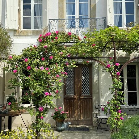 Le Patio Des Senteurs Bed and Breakfast Verzeille Exteriör bild