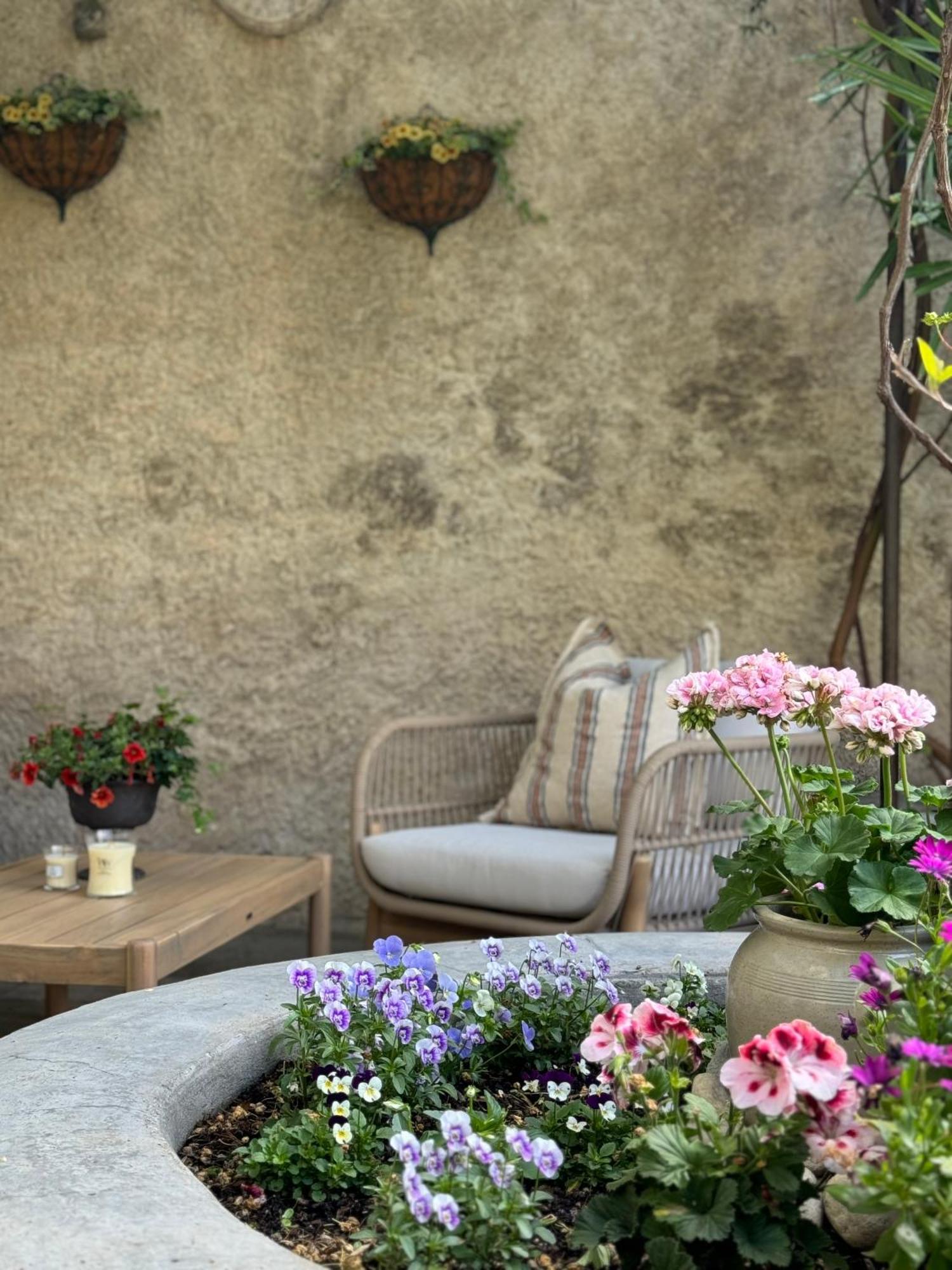 Le Patio Des Senteurs Bed and Breakfast Verzeille Exteriör bild