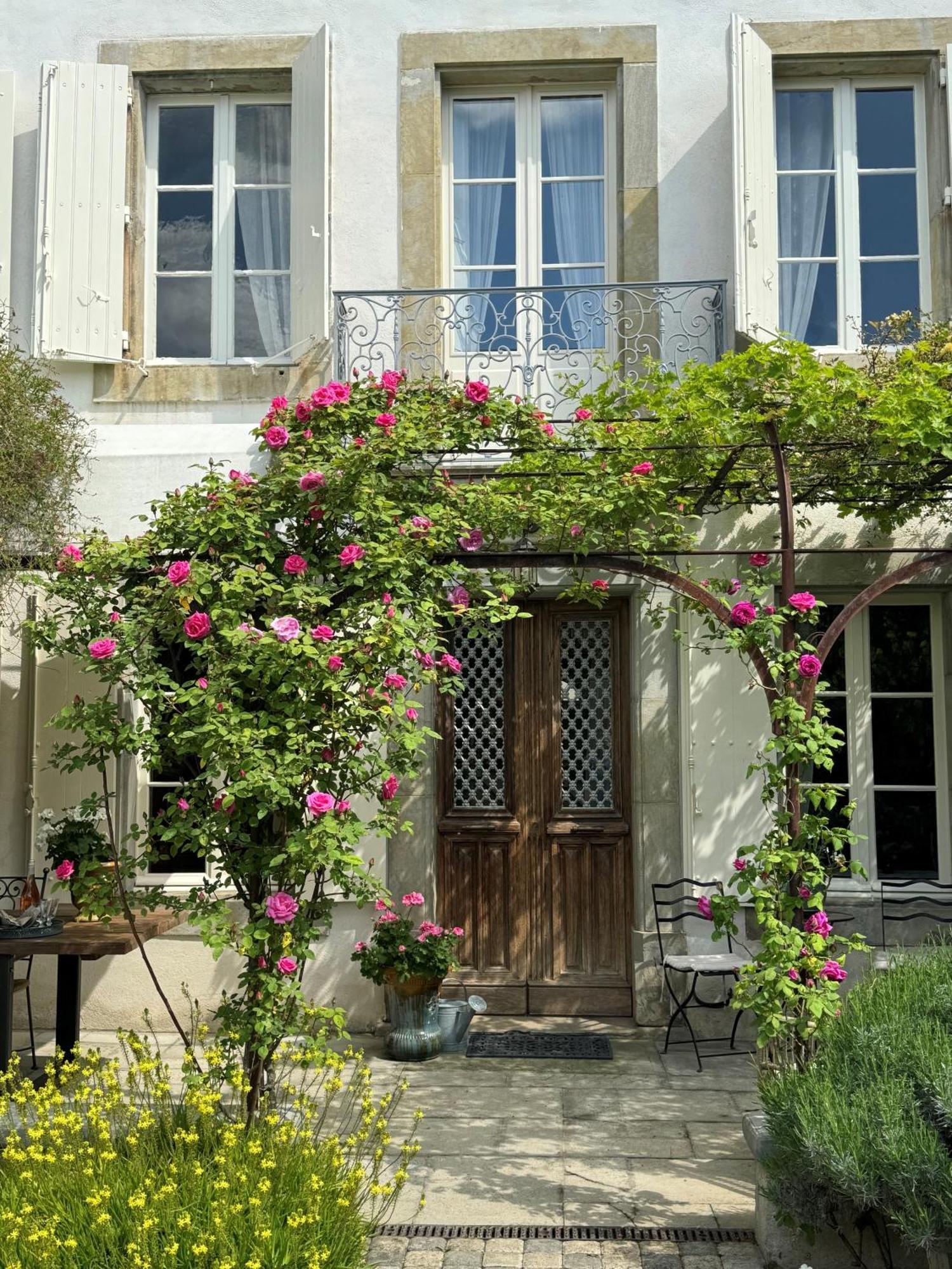 Le Patio Des Senteurs Bed and Breakfast Verzeille Exteriör bild